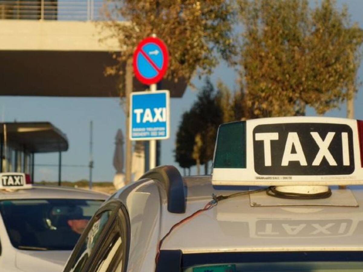 Aprobada la reactivación de las 50 licencias temporales de taxi en Santa Eulària