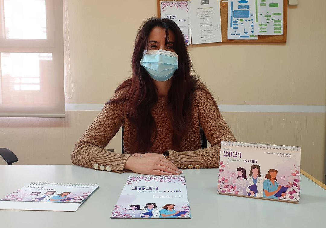 La edil de Igualdad de Elda presenta el calendario dedicado a las mujeres que trabajan en los servicios de Salud 