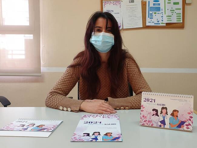 La edil de Igualdad de Elda presenta el calendario dedicado a las mujeres que trabajan en los servicios de Salud