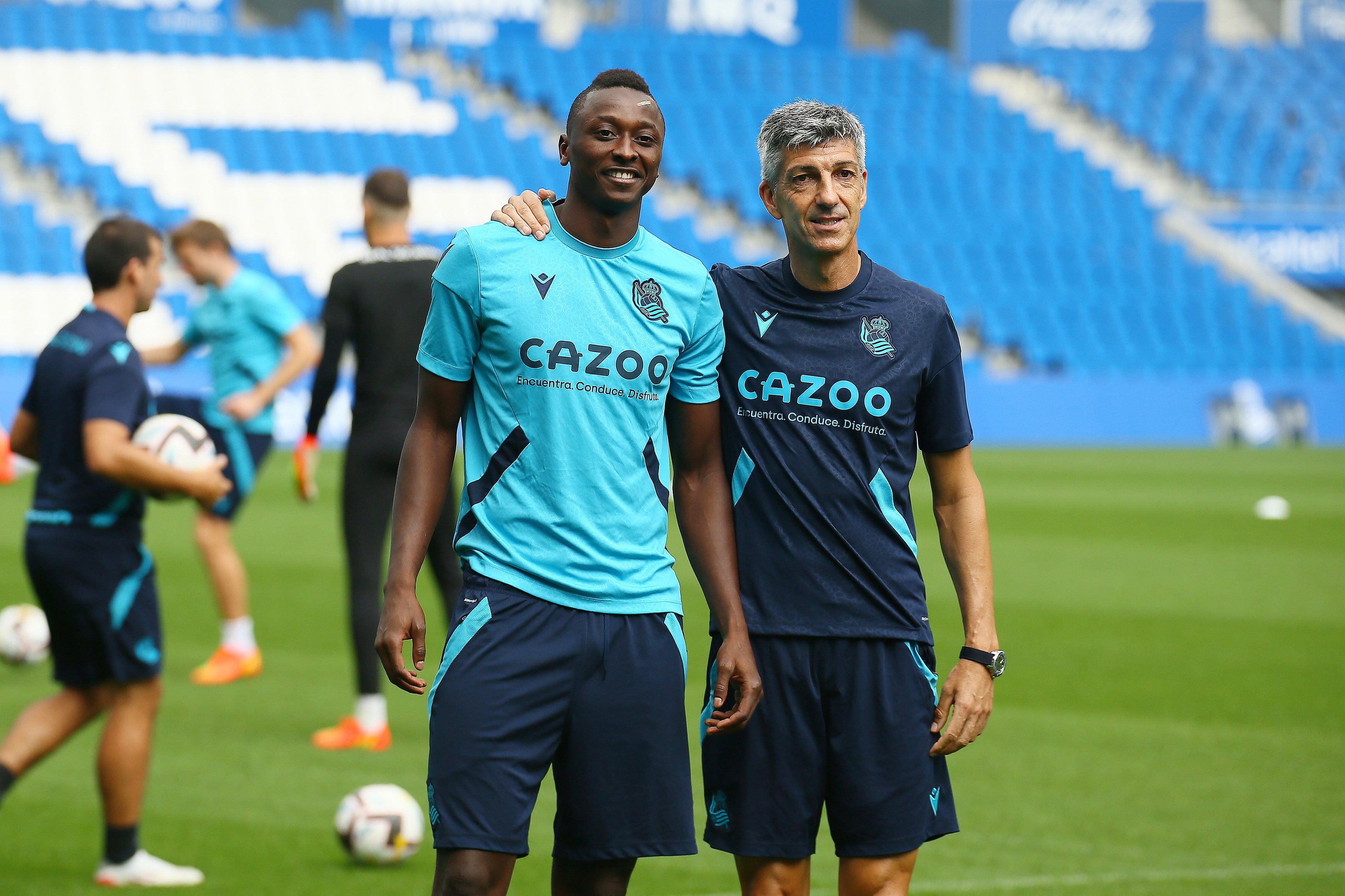 GRAFCAV9196. SAN SEBASTIÁN, 02/09/2022.- El delantero nigeriano de la Real Sociedad Sadiq Umar posa junto al entrenador blanquiazul, Imanol Alguaci (d), este viernes, durante un entrenamiento en el Reale Arena de San Sebastián para preparar el partido que disputarán el sábado en casa ante el Atlético de Madrid. EFE/Gorka Estrada
