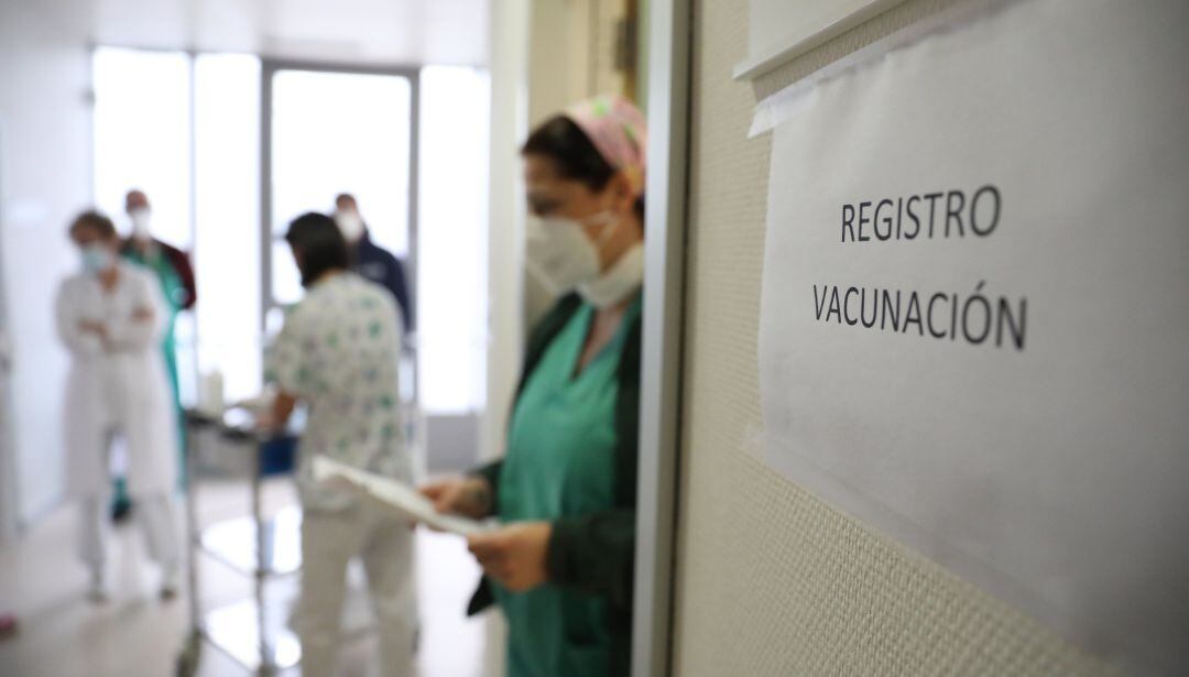 Trabajadores sanitarios en la sala de registro de vacunación contra la Covid19.