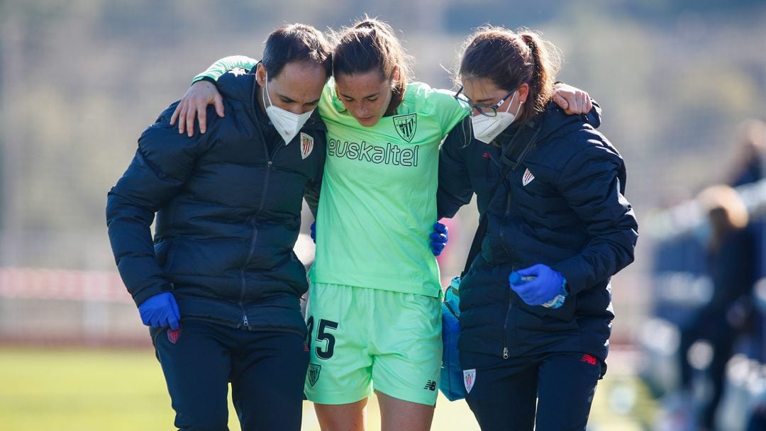 Sophie Istillart, asistida por los servicios médicos del club tras lesionarse en Valencia el pasado fin de semana