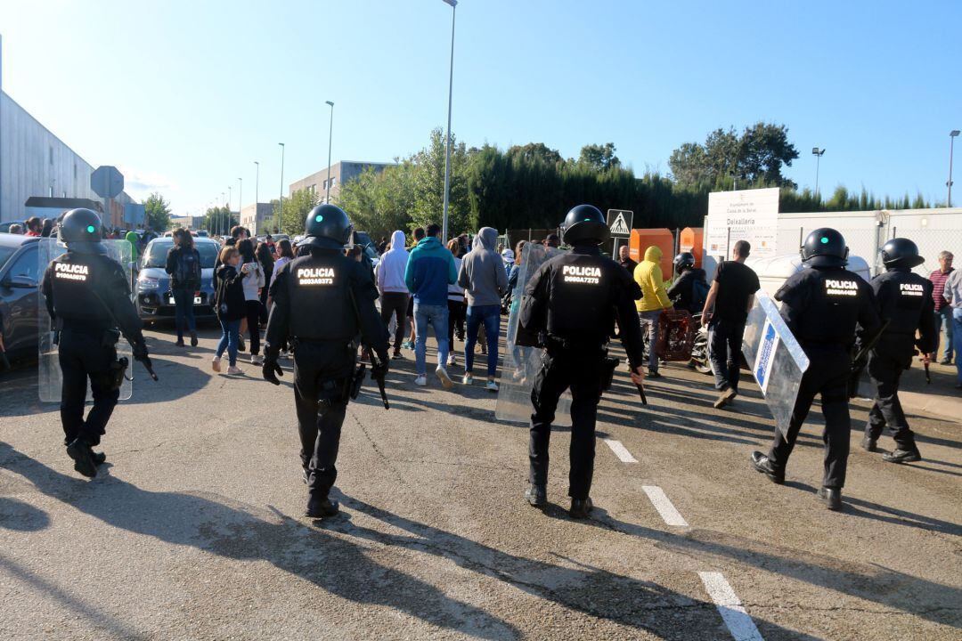 Varios Mossos acorralan a los manifestantes en el polígono de Cassà de la Selva este martes