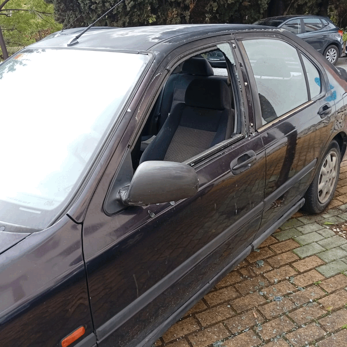 Varios vehículos amanecen con las lunas rotas en Estepona