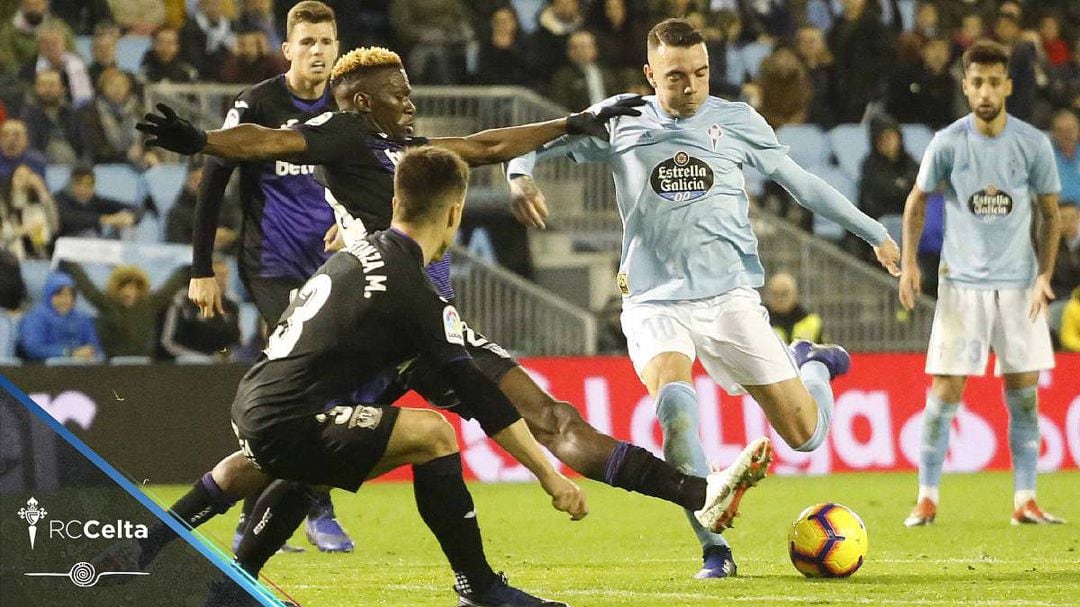 El gallego Iago Aspas dispara a puerta, ante la oposición de Omeruo y Bustinza, durante el partido de la primera vuelta en Balaídos