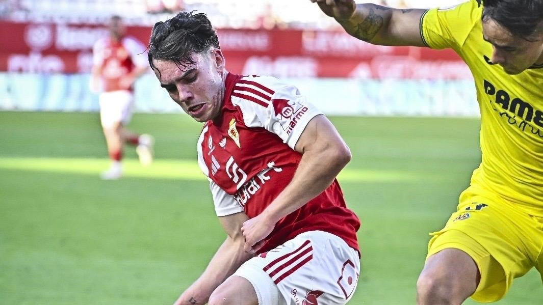 Ian Forns, jugador del Real Murcia, pelea una pelota contra el Villarreal B
