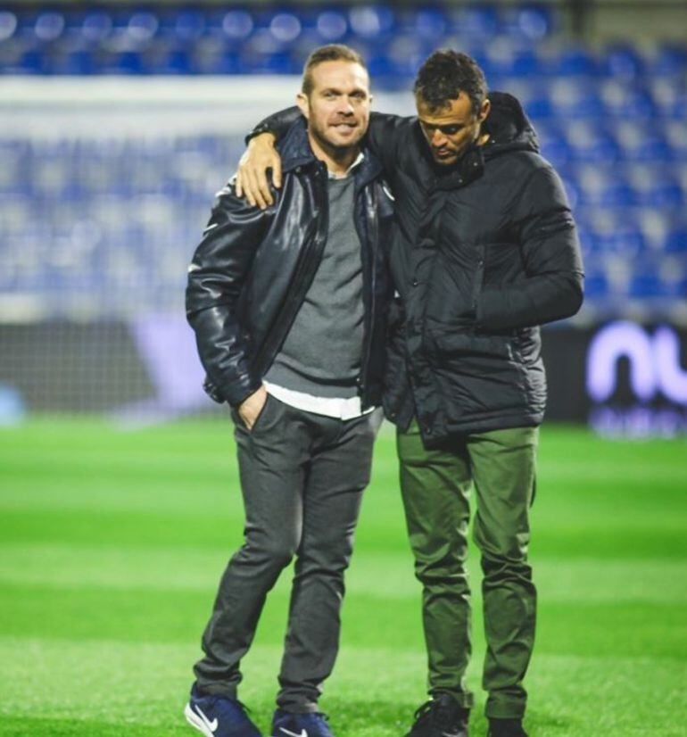 Luis Enrique, entrenador del FC Barcelona, abraza a Tevenet