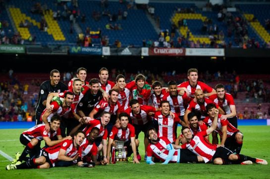 Los jugadores del Athletic celebran el título sobre el césped de San Mamés.