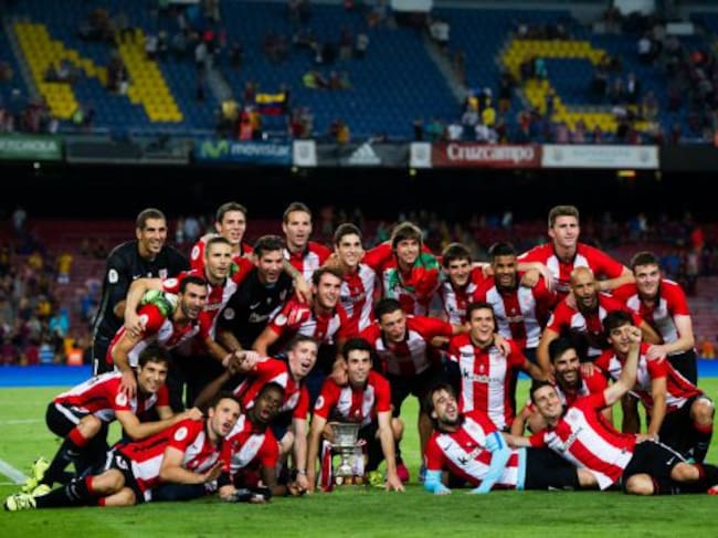 Los jugadores del Athletic celebran el título sobre el césped de San Mamés.