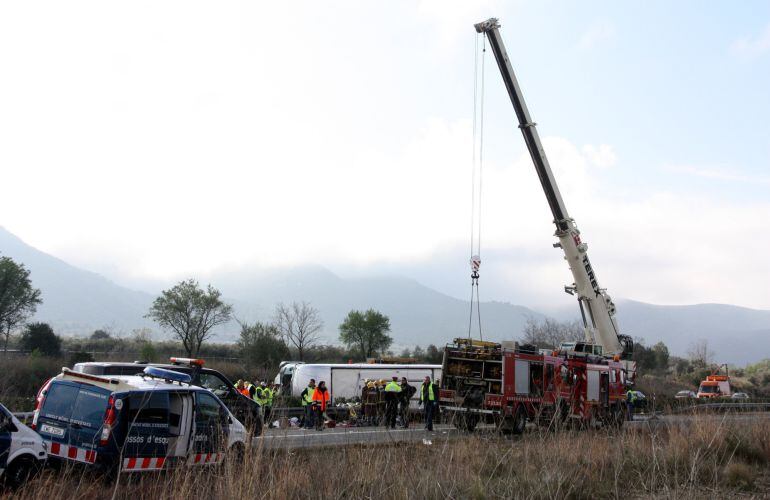 El autocar siniestrado en la AP-7, en Freginals. 