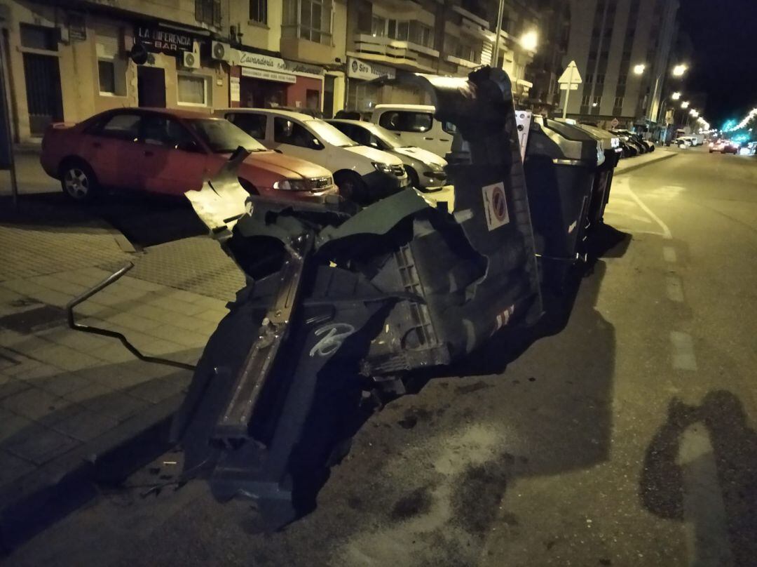 El contenedor ha quedado hecho añicos por el impacto del vehículo