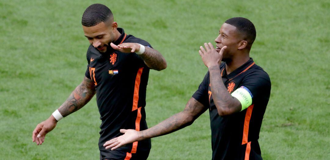 Memphis Depay y Georginio Wijnaldum celebran un gol con Países Bajos