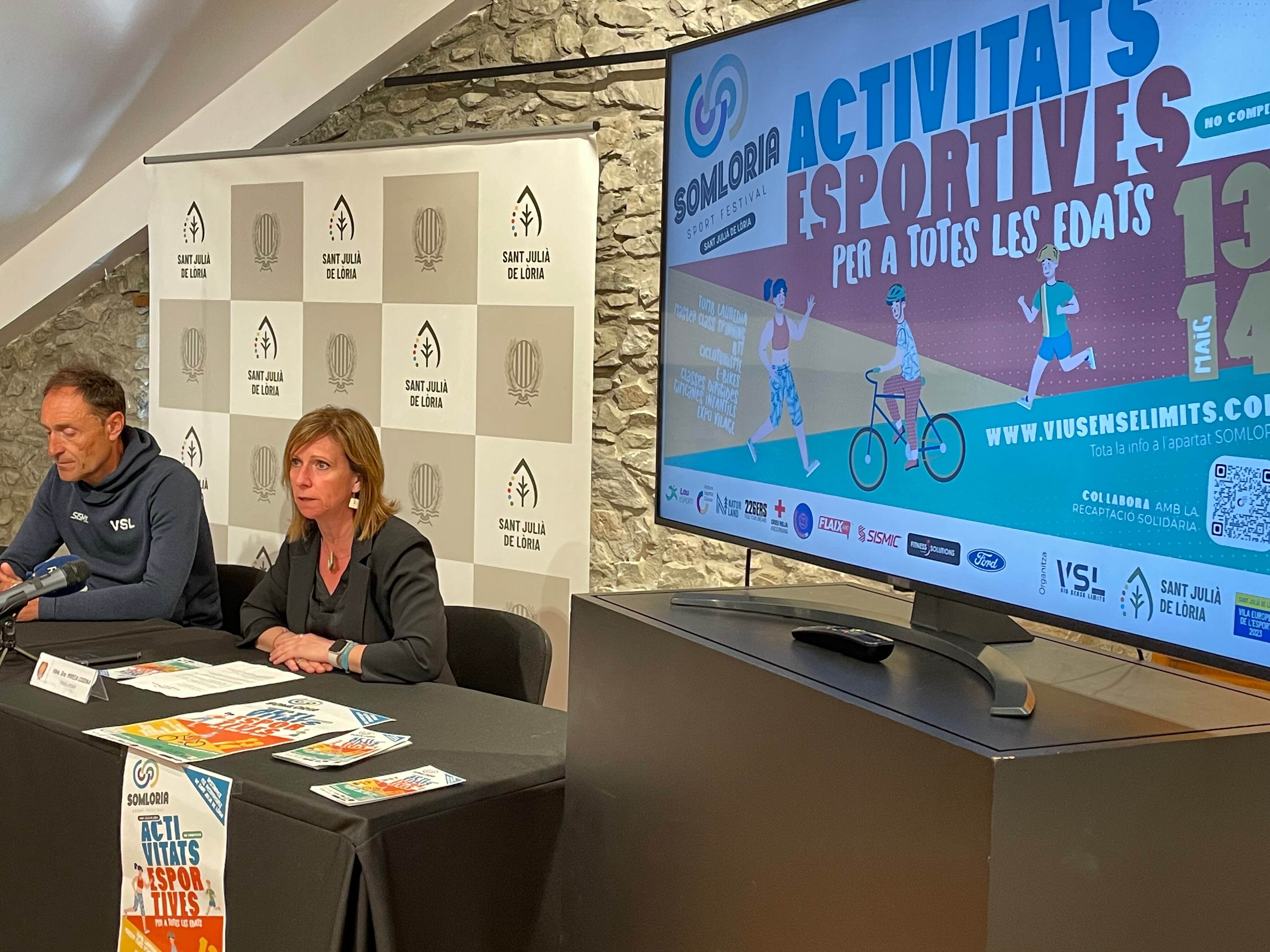 La cònsol mejor, Mireia Codina, i el director de l'empresa VSL, Gerard Riart, expliquen la col·laboració solidària del Somloria en la roda de premsa d'avui.