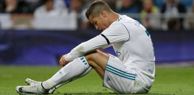 Cristiano Ronaldo , sentado en el césped del Bernabéu