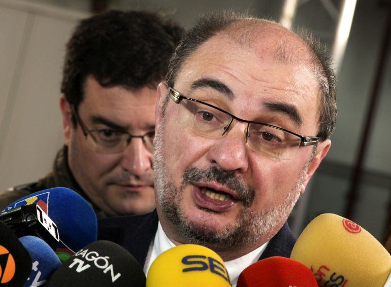  El presidente de Aragón, Javier Lambán, en declaraciones a los periodistas antes de presidir en Zaragoza el pleno del Consejo Aragonés de Formación Profesional