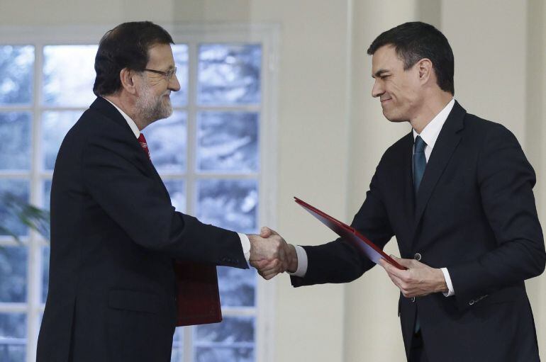 Mariano Rajoy y Pedro Sánchez, durante la firma de su primer pacto de Estado