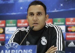 GRA063 MADRID,8/12/2014.-El portero hispano-costarricense del Real Madrid, Keylor Navas, durante la rueda de prensa que junto al entrenador blanco, Carlo Ancelloti, ofreció tras el entrenamiento que los jugadores del primer equipo realizaron hoy en la Ciudad Deportiva de Valdebebas de cara al partido de Champions que disputarán el próximo martes contra el Ludogerest búlgaro en el estadio Santiago Bernabeu.EFE/Ángel Díaz