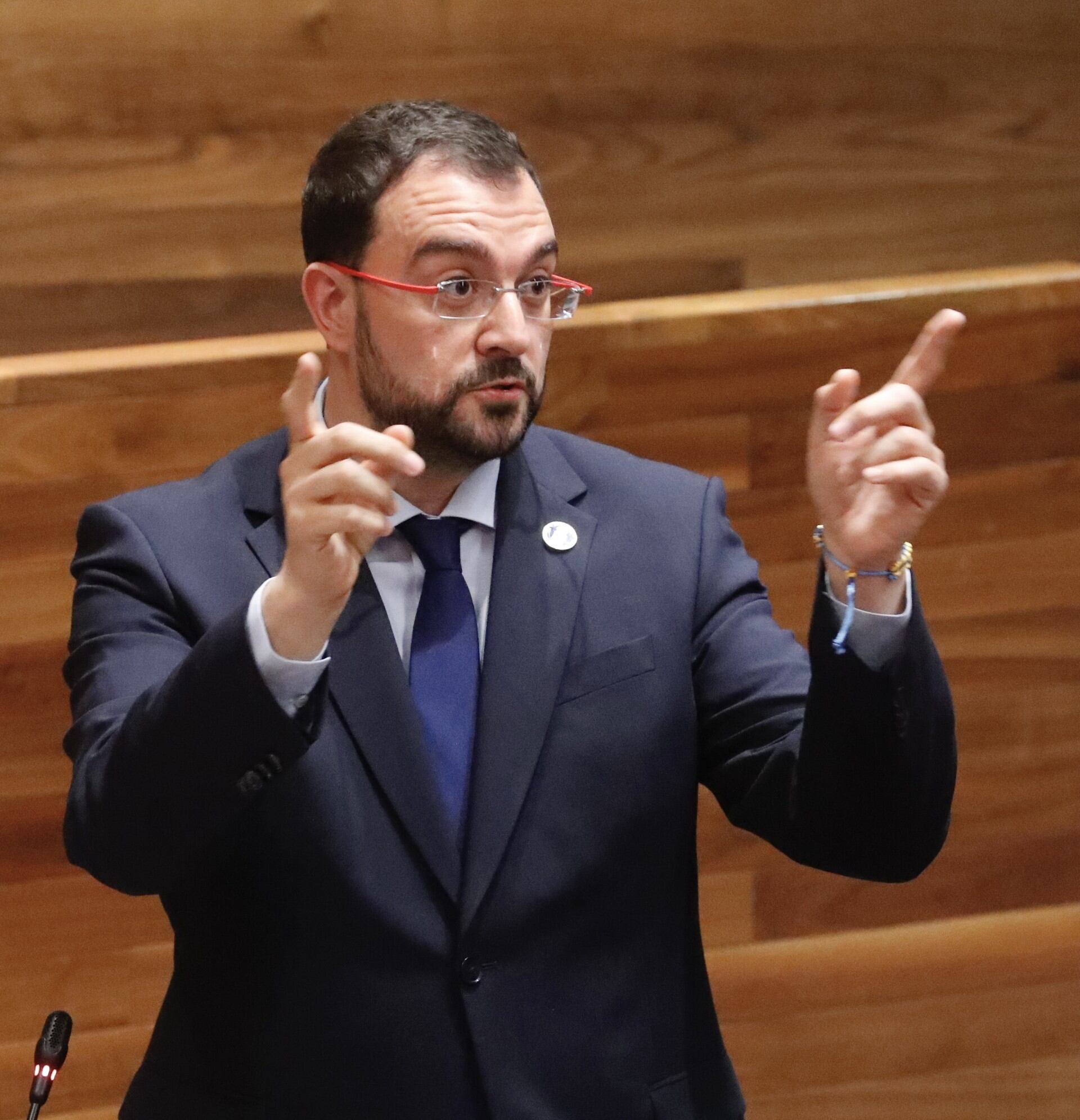 Barbón acusa al PP de introducir la crispación en el parlamento asturiano.