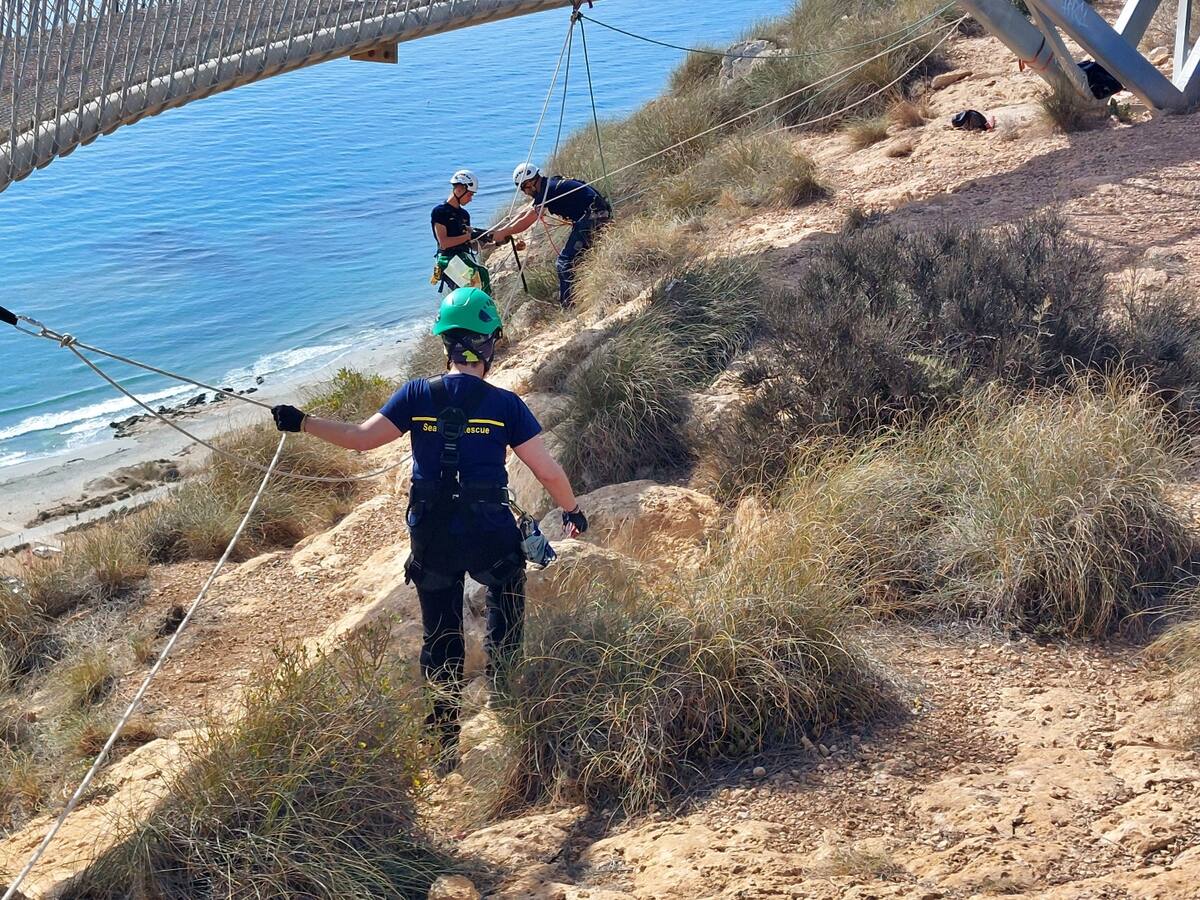 Jornada de voluntariado para limpiar el entorno del mirador del faro en el cabo de Santa Pola
