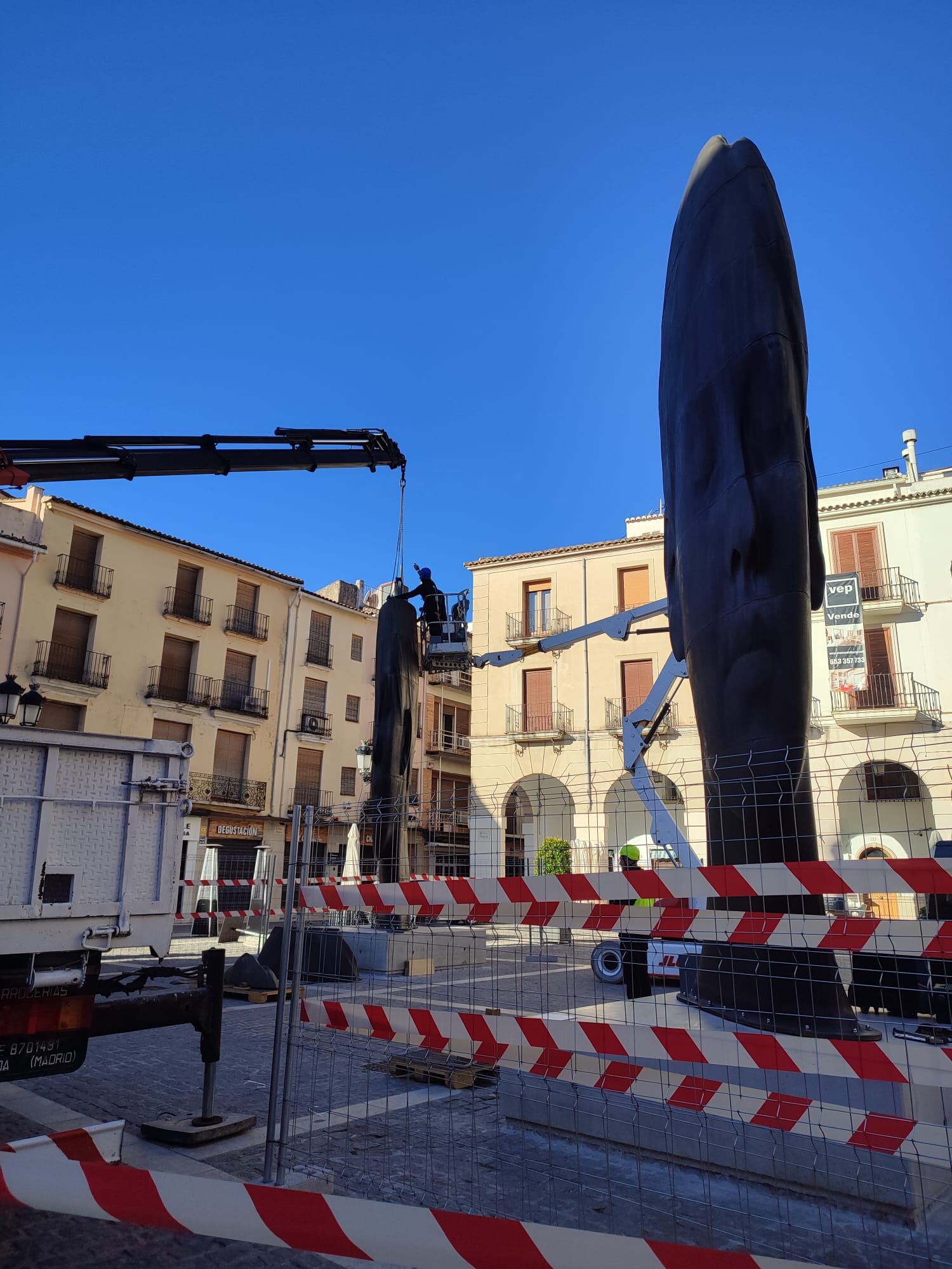 Un momento del desmontaje de las esculturas Silvia y María de Jaume Plensa en Gandia.