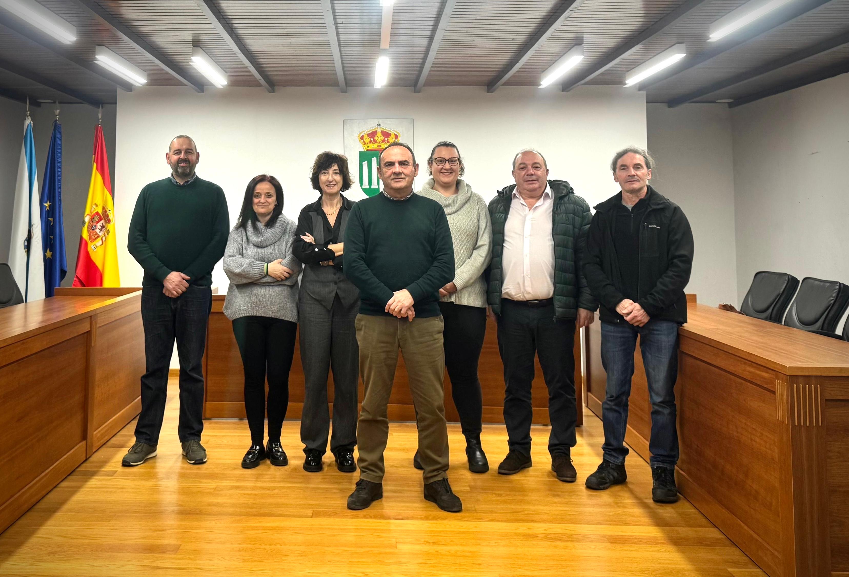 Manuel Rodríguez, el hasta ahora alcalde de Coles, y su equipo, en el acto de ayer viernes.