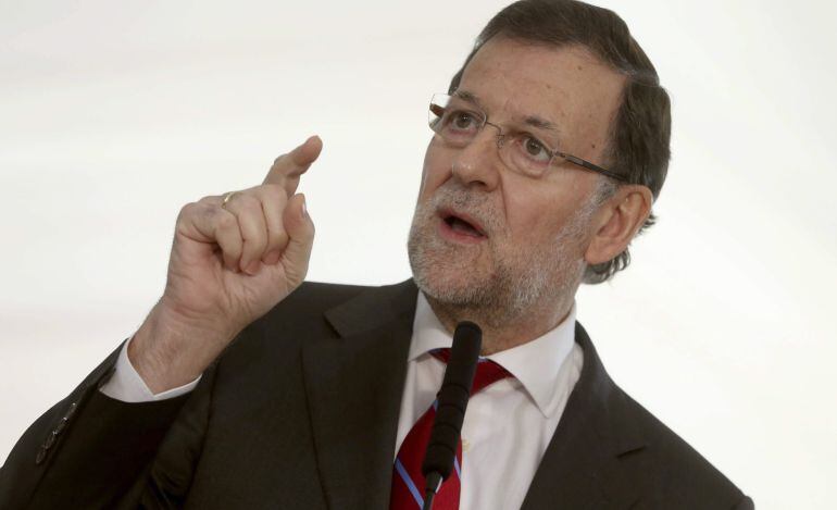 GRA030 MADRID, 06/12/2014.- El presidente del Gobierno, Mariano Rajoy, en declaraciones a los medios durante el acto institucional de conmemoración del 36 aniversario de la Constitución, hoy en Madrid, después de haber cerrado la puerta a la intención del