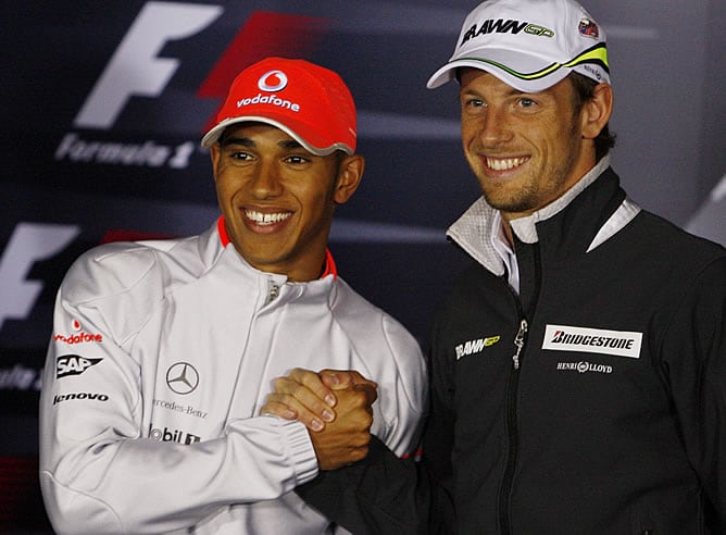 Hamilton y Button se estrechan las manos