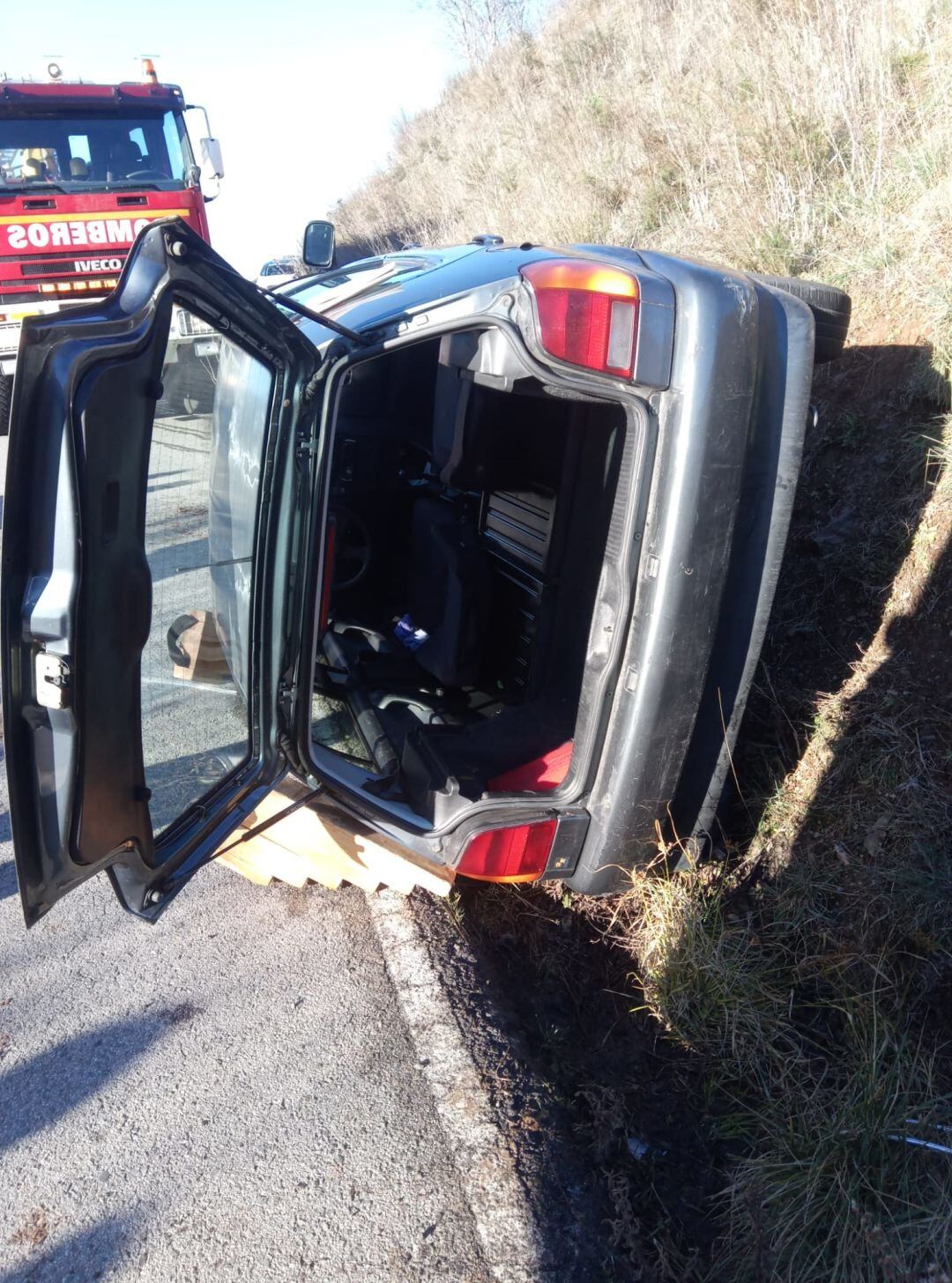 El coche siniestrado volcó lateralmente contra la cuneta