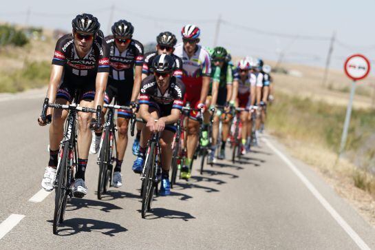 GRA394. ÁVILA, 11/09/2015.- El pelotón durante la decimonovena etapa de la Vuelta Ciclista a España, etapa con comienzo en la localidad vallisoletana de Medina del Campo y Ávila, con un recorrido de 185,8 kilómetros. EFE/Javier Lizón