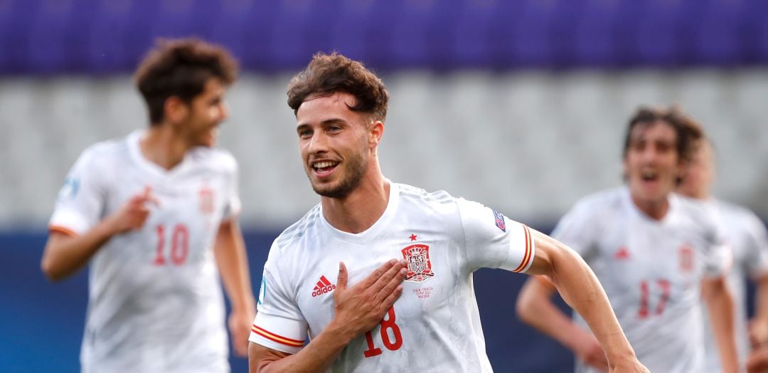 Javi Puado celebra uno de sus goles ante Croacia