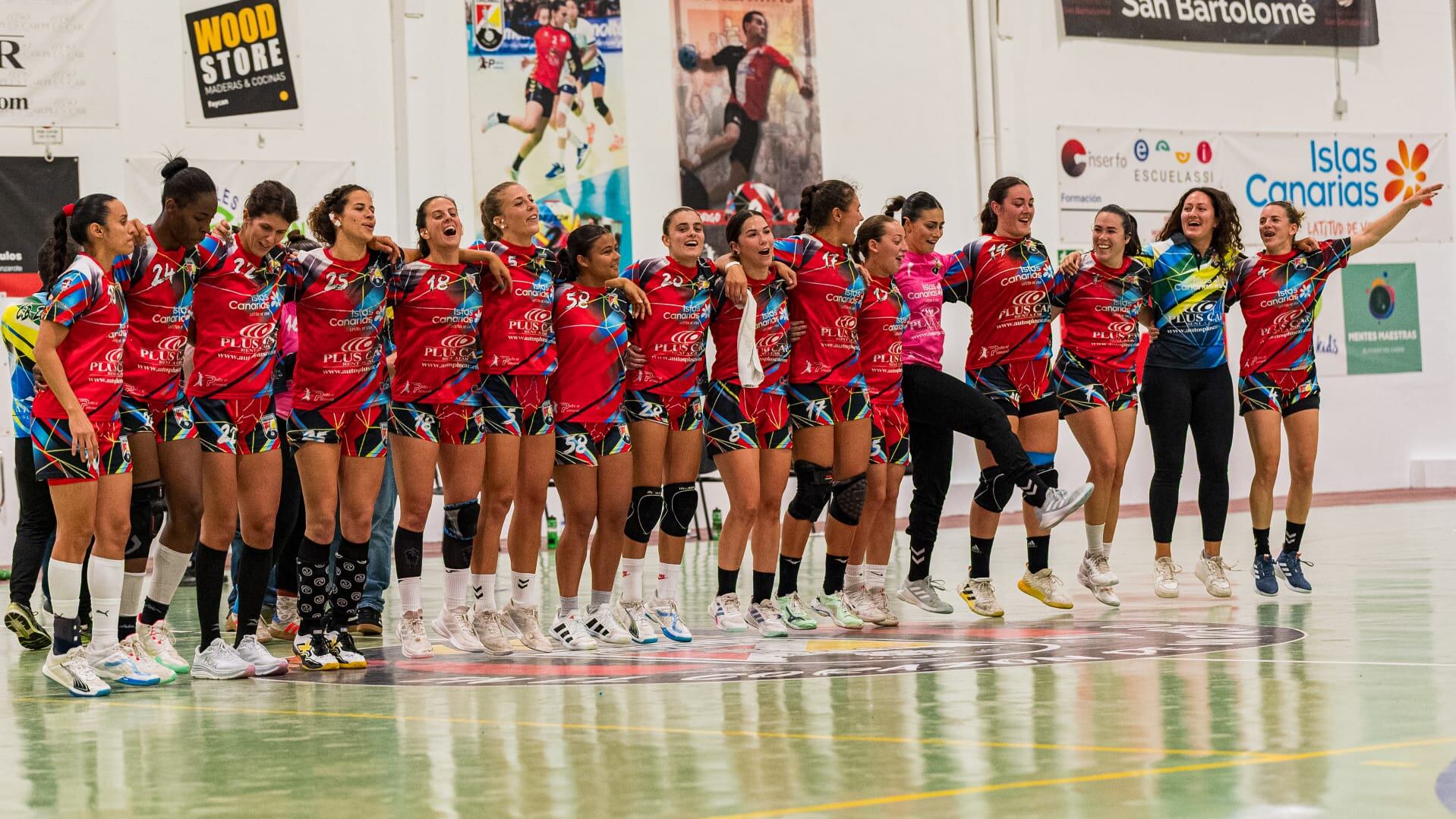 Las jugadoras del Zonzamas Plus Car Lanzarote celebrando el título de Campeonas de Liga.