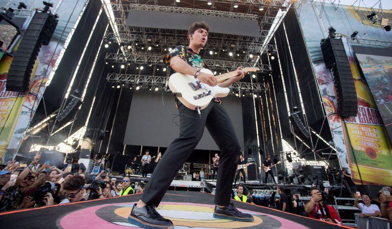 El concursante de Operación Triunfo, Alfred García, durante su actuación en la segunda jornada de conciertos ofrecida esta noche en el Festival Arenal Sound de Burriana, en Castellón.