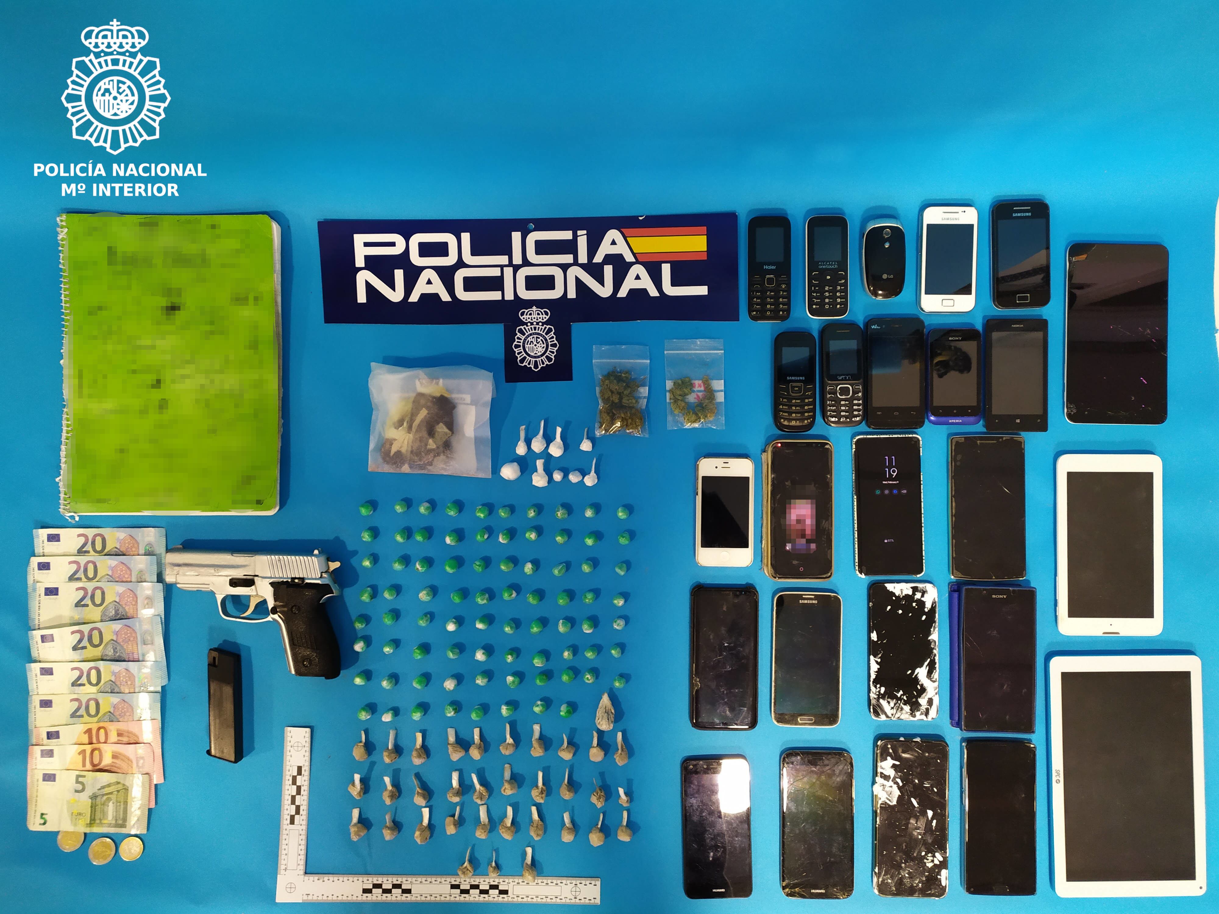 Material incautado en la operación policial.