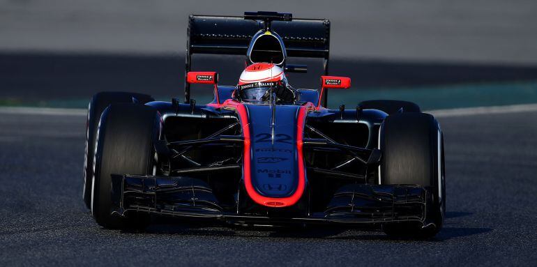 Jenson Button prueba el nuevo McLaren-Honda en Montmeló.