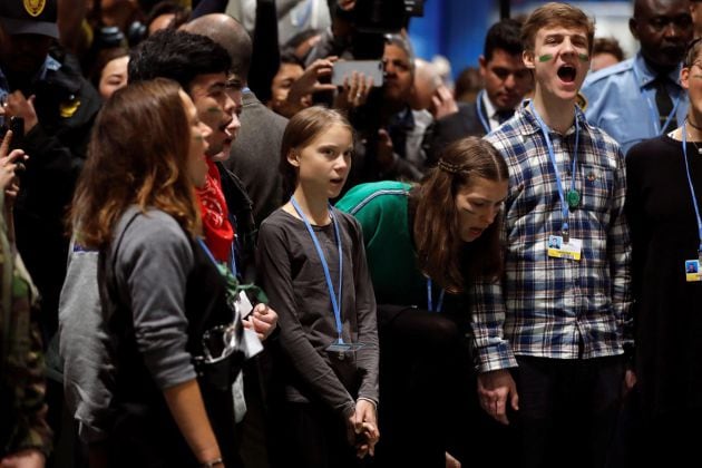 La joven activista climática de 16 años Greta Thunberg (i) a su llegada junto con otros jóvenes de Fridays for Future.