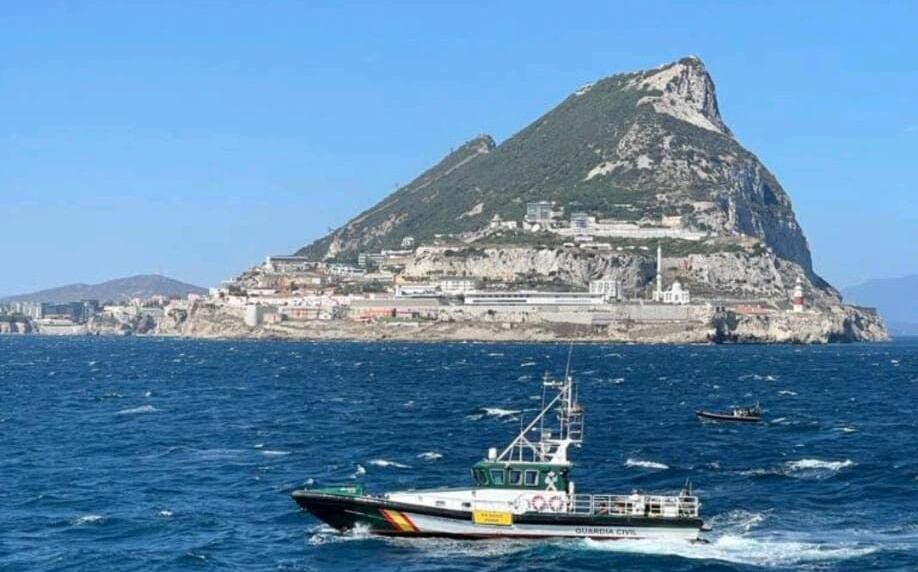 Una patrullera del Servicio marítimo de la Guardia Civil vigilas las aguas del Estrecho