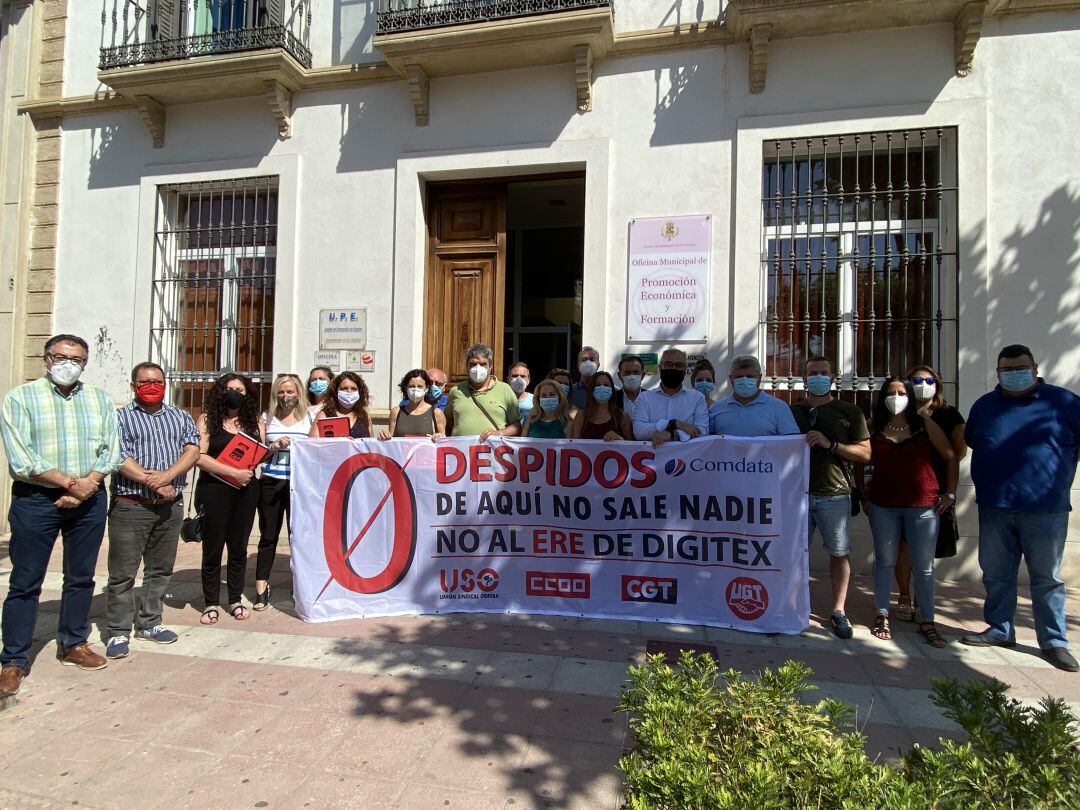 Trabajadores de Comdata se reúnen con la alcaldesa de La Carolina.