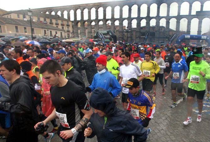 Con el acueducto de fondo, miles de participantes superan la maratón de Segovia