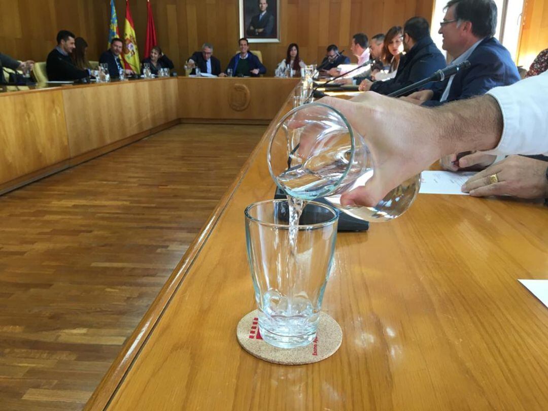 Pleno de Elda sin botellas de plástico