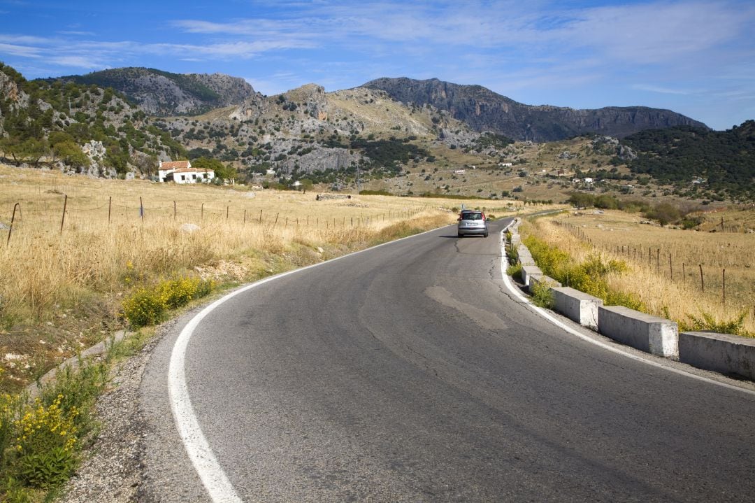 Carretera de doble sentido en la provincia de Cádiz.