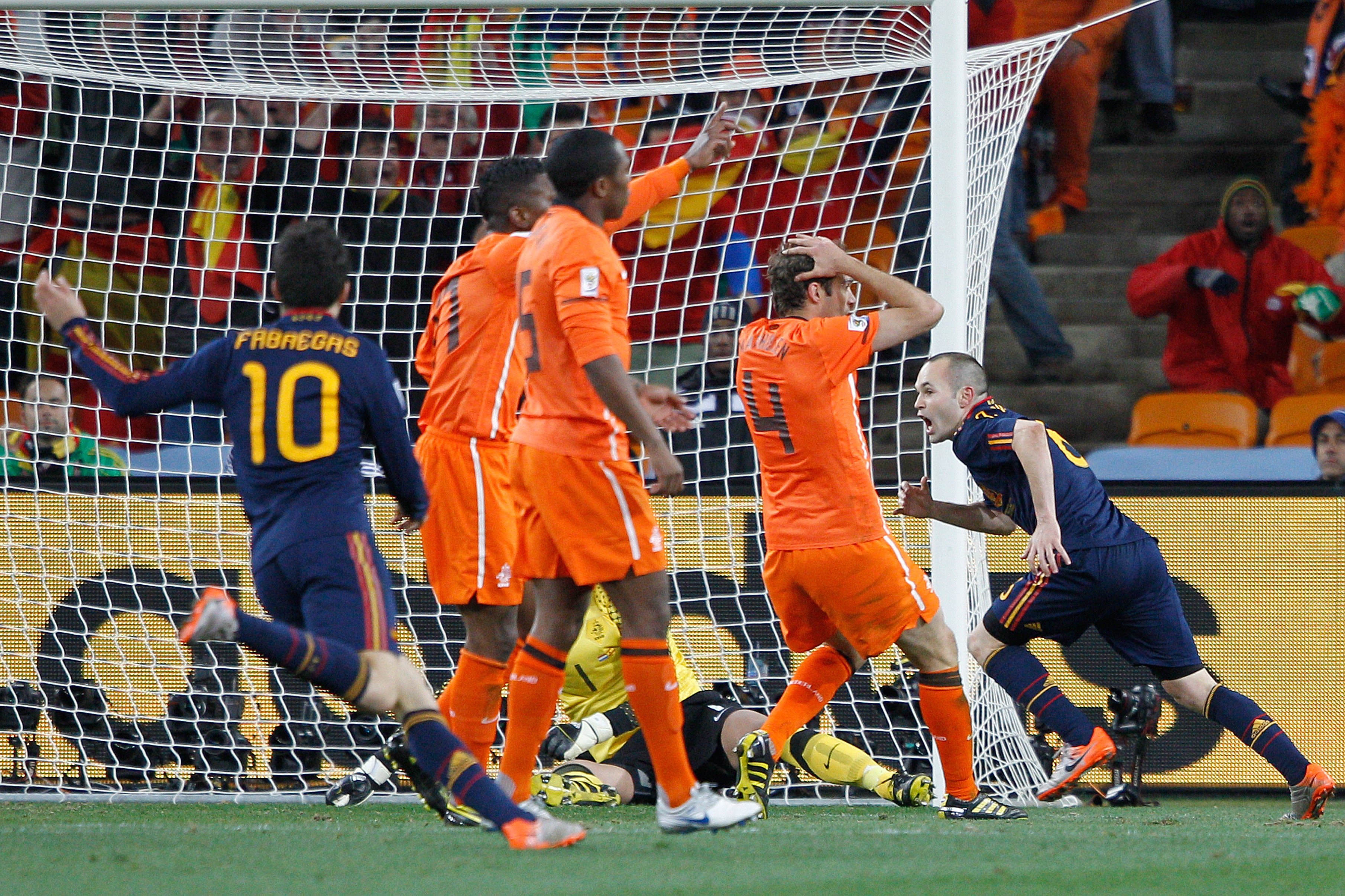 Andrés Iniesta anotando el gol en la final del Mundial 2010