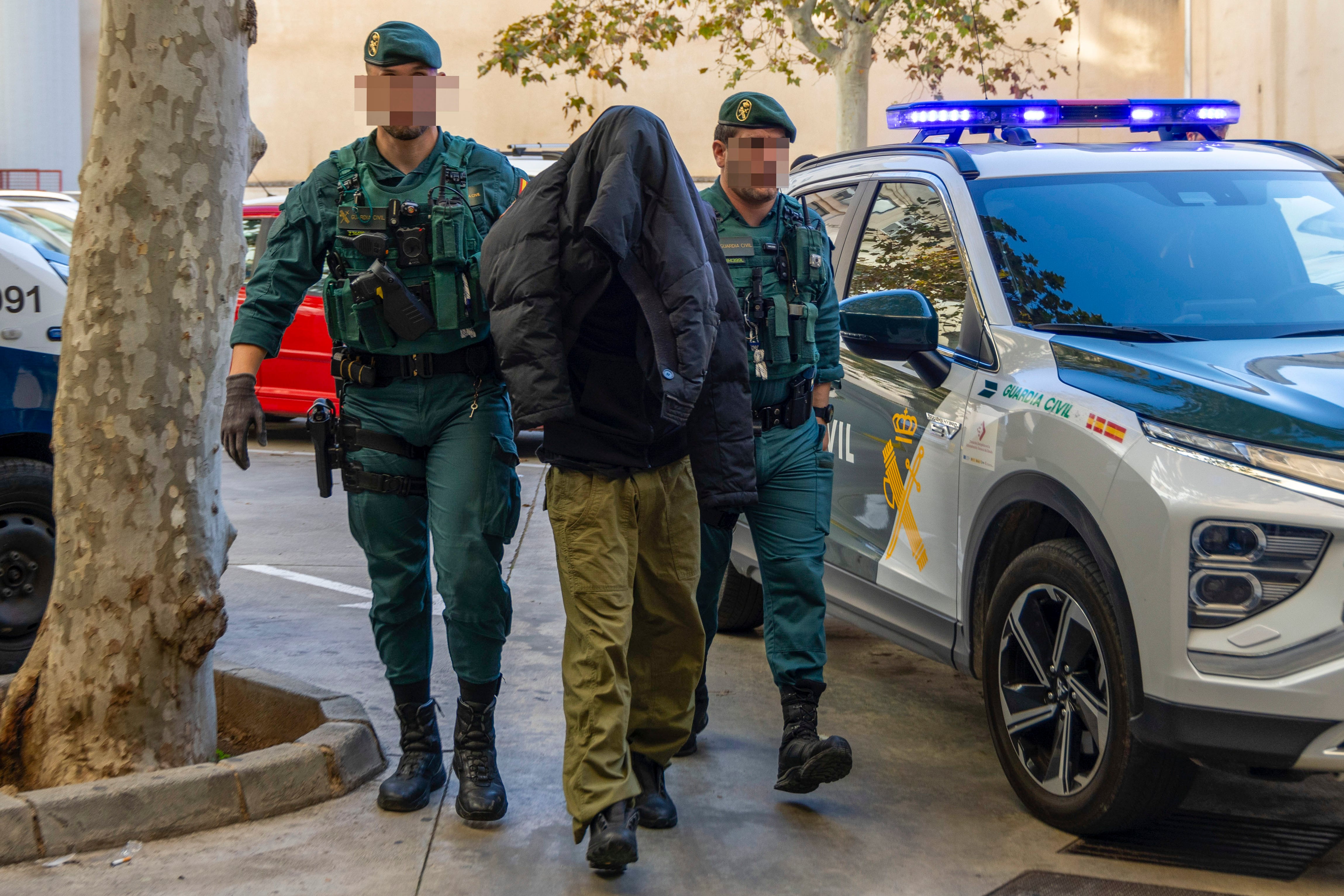 PALMA, 18/12/2024.- El joven que fue detenido por la Guardia Civil en relación con la muerte violenta de un hombre cuyo cuerpo fue hallado este fin de semana en el cauce del torrente de Coanegra, a su paso por el municipio de Marratxí, ha pasado esta mañana a disposición judicial en los juzgados de Vía Alemania de Palma. El detenido ha sido conducido a los juzgados unos minutos después de las 10 horas. Agentes de la Policía Judicial de la Guardia Civil lo detuvieron en el marco de la investigación que comenzaron después de que, el sábado pasado, un hombre que paseaba por junto al torrente encontrara en el cauce el cuerpo sin vida de un hombre con golpes en la cabeza, tal como comprobó un médico forense.-EFE/ Cati Cladera
