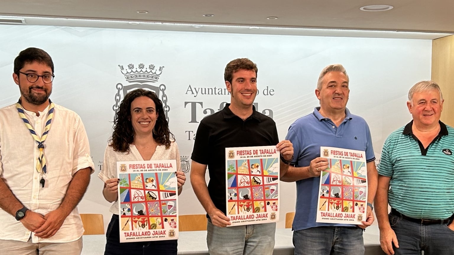 Representantes de las tres candidaturas que optaban a lanzar el cohete con el alcalde, Xabi Alcuaz, y la concejala de festejos de Tafalla, Maitane Fernández