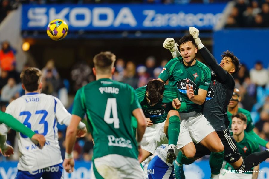 Álvaro Giménez, junto a Jesús Ruiz, durante una jugada del Zaragoza-Racing en La Romareda (foto: LaLiga Hypermotion)