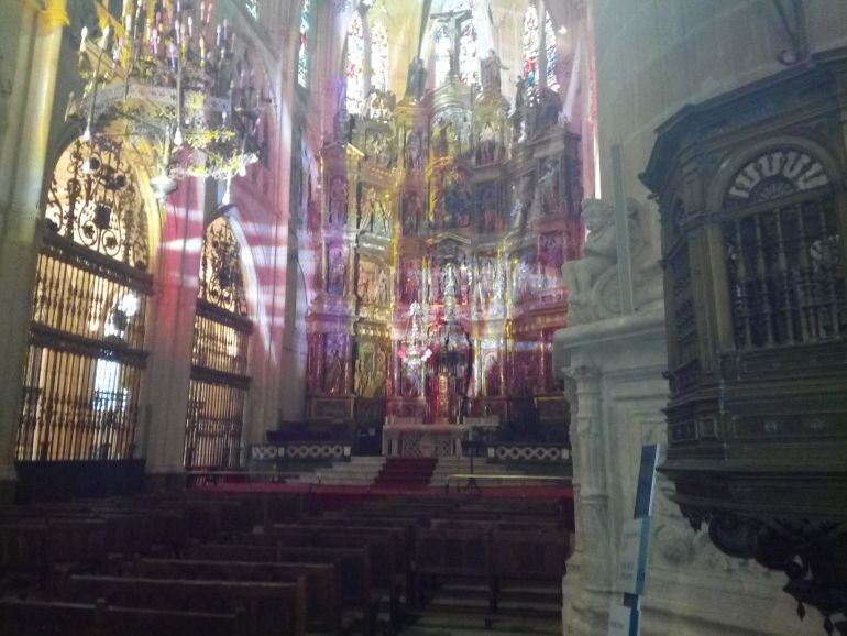 Altar mayor de la catedral de Burgos iluminada por Victoria Coeln