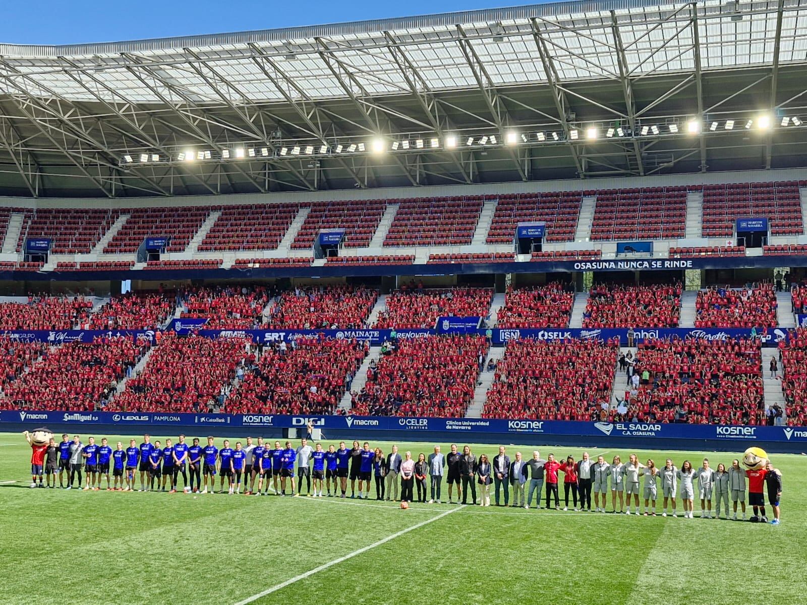 Más de 5.500 txikis del "Aula Rojilla" procedentes de toda Navarra en el entrenamiento de Osasuna