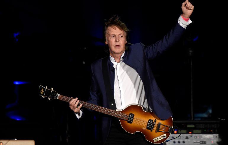 Paul McCartney durante su actuación en el Festival Desert Trip de California