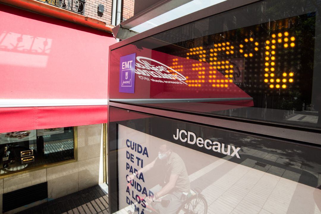 Un termómetro en Madrid a más de un mes para que comience el verano, y cuando la capital ya ha alcanzado temperaturas de 36º en el centro, en Madrid (España), a 20 de mayo de 2020.