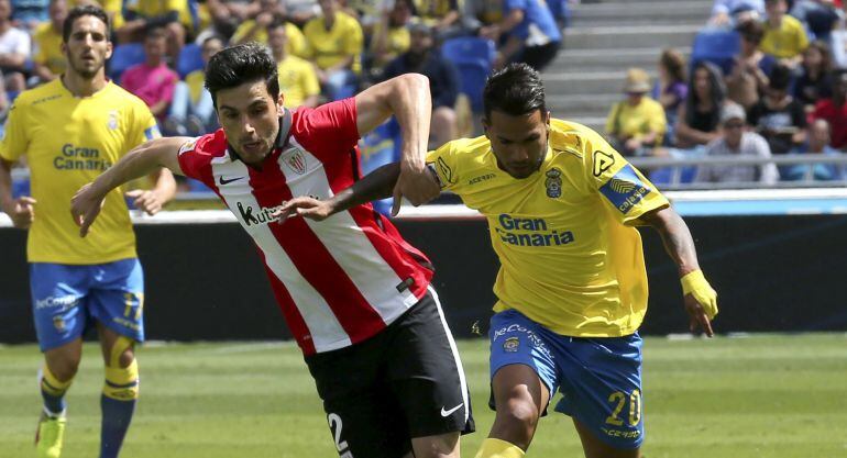 El jugador de la UD Las Palmas Jonathan Viera pelea con Bóveda 