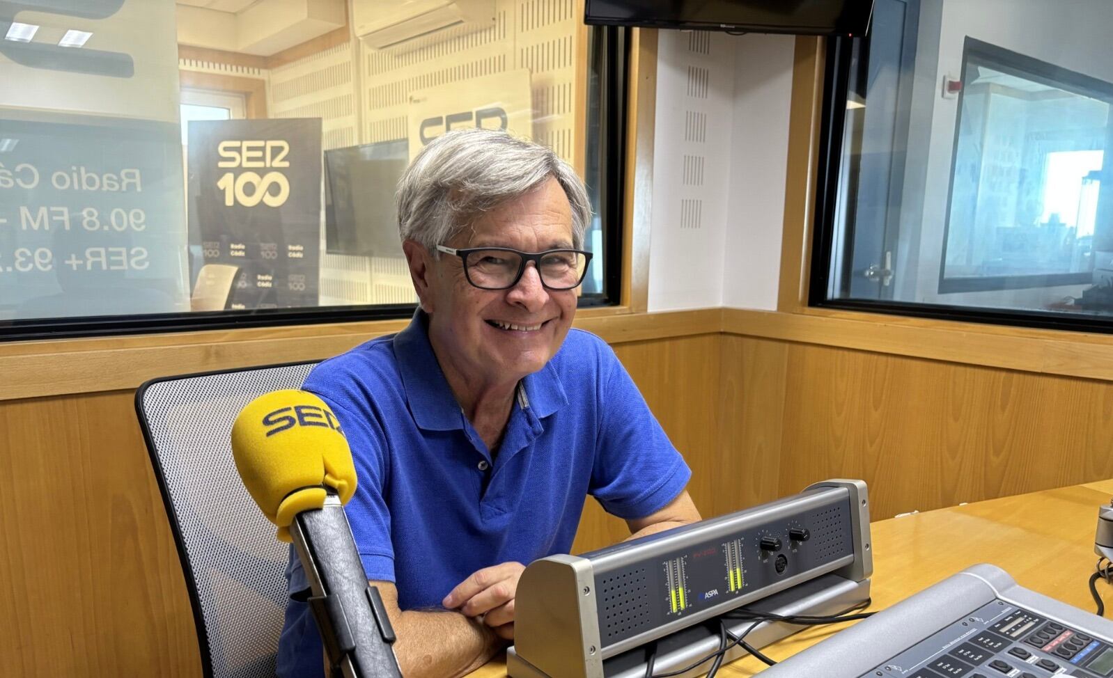 El cardiólogo Enrique Otero en los estudios de Radio Cádiz